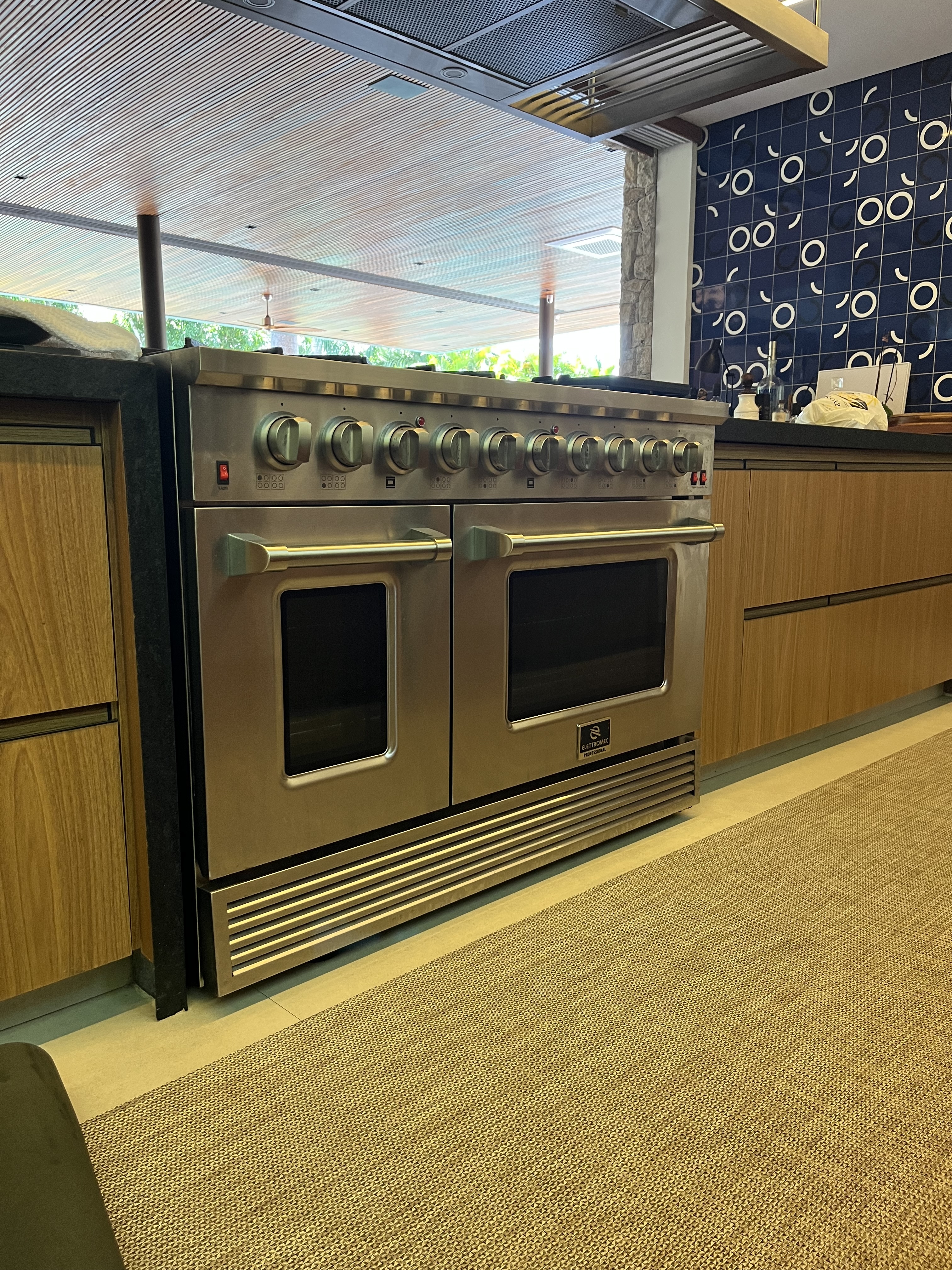 Detalhe de cozinha de alto padrão com eletrodomésticos premium instalados pela FAS Brasil